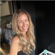 Profesora de español que enseña español a niños y adultos de todas las edades